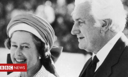 Gough Whitlam: Queen no fue informada del despido del primer ministro australiano, dicen las cartas