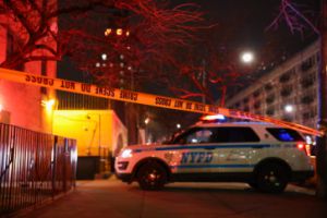 Policía novato de la policía de Nueva York asesinado a tiros después de ser emboscado en una llamada de disturbios domésticos mientras un compañero de trabajo se aferra a la vida