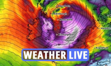 Met Office emite una advertencia meteorológica para TODA Inglaterra mientras Eunice vence al Reino Unido con vientos de 90 mph