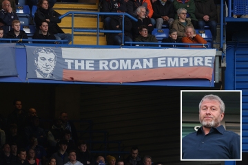 Aficionados del Chelsea ondean la pancarta de Abramovich tras la sanción rusa