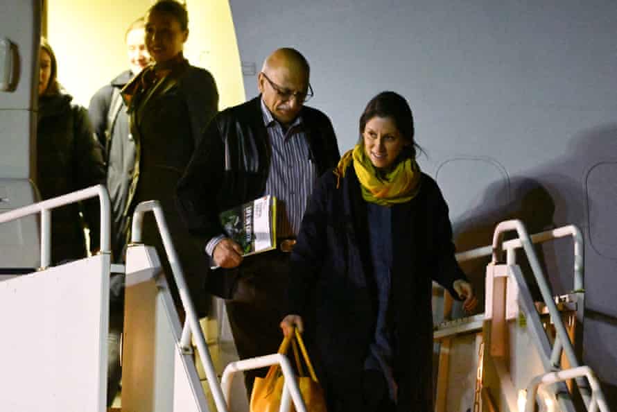 Nazanin Zaghari-Ratcliffe y Anoosheh Ashoori desembarcan el avión en RAF Brize Norton.