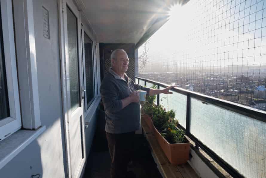El residente Norman Cunningham en su balcón del piso 21