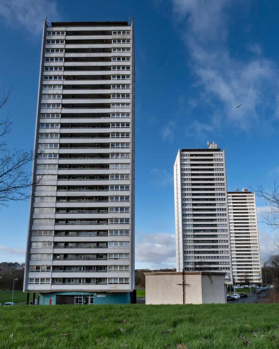 Tres de los Wyndford Blocks en espera de demolición.