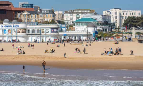 Gente en la playa de Bournemouth, Dorset