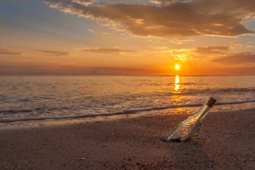 Un mensaje en una botella se lava 4,000 millas en la playa 37 años después