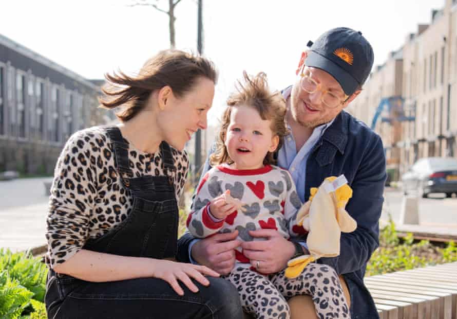 Tess con su hija Ruby y su esposo Tom en Stratford.