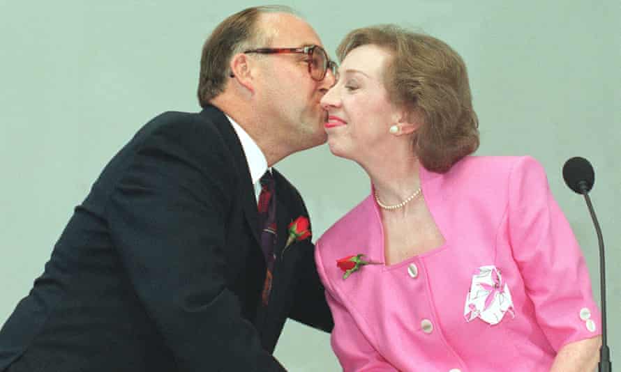 John Smith abraza a su adjunta, Margaret Beckett, después de su aplastante victoria en la carrera por el liderazgo del Partido Laborista de 1992.