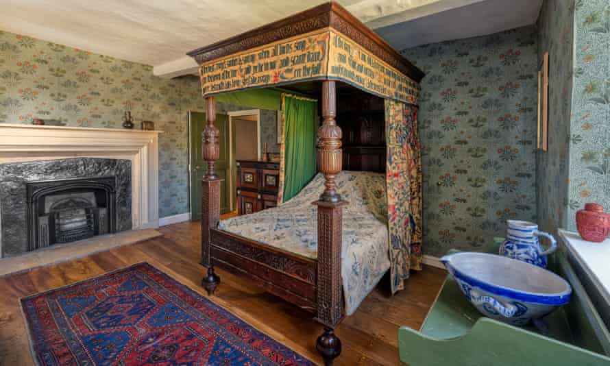 Dormitorio de William Morris con papel pintado Lily.