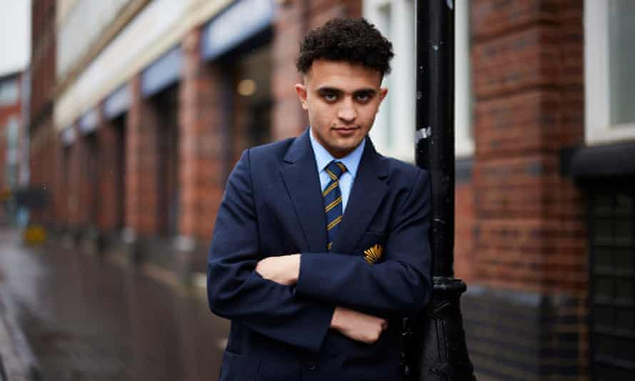 Sayed, que tuvo que dejar a sus padres en Afganistán y huir cuando los talibanes estaban a punto de tomar el poder.  Pasó 17 meses viajando por Europa y finalmente llegó a la casa de su tío en Birmingham.