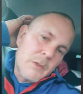 Joe McCarthy después de llegar a Odessa para una de sus otras misiones de rescate donde rescató a una madre y su bebé enfermo.
