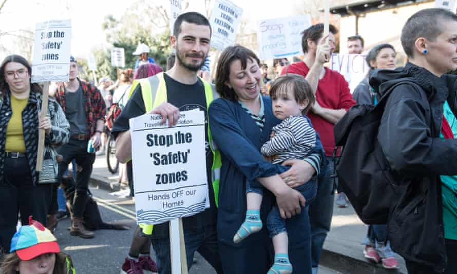 Tyrone Halligan, Amelia Friend y su hijo Isaac de dos años en la protesta