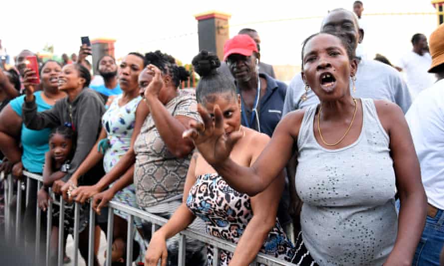 Las manifestaciones recibieron a William y Kate en Kingston, Jamaica, exigiendo que la monarquía se disculpe por su papel en la trata de esclavos.