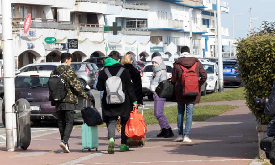 Refugiados ucranianos en Calais esperando visas