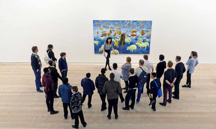 Grupo de escolares que visitan una galería de arte en Londres