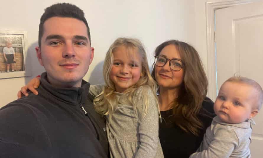 Romilly Cole, en la foto con su prometido, Dom, y sus hijos, Esmé-Lily y Primrose, dejó de trabajar debido a los costos del cuidado de los niños.