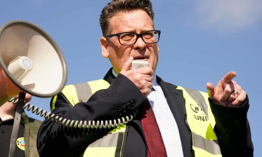 Karl Turner MP de Kingston upon Hull East habla a través de un megáfono a los manifestantes en el Puerto de Hull.