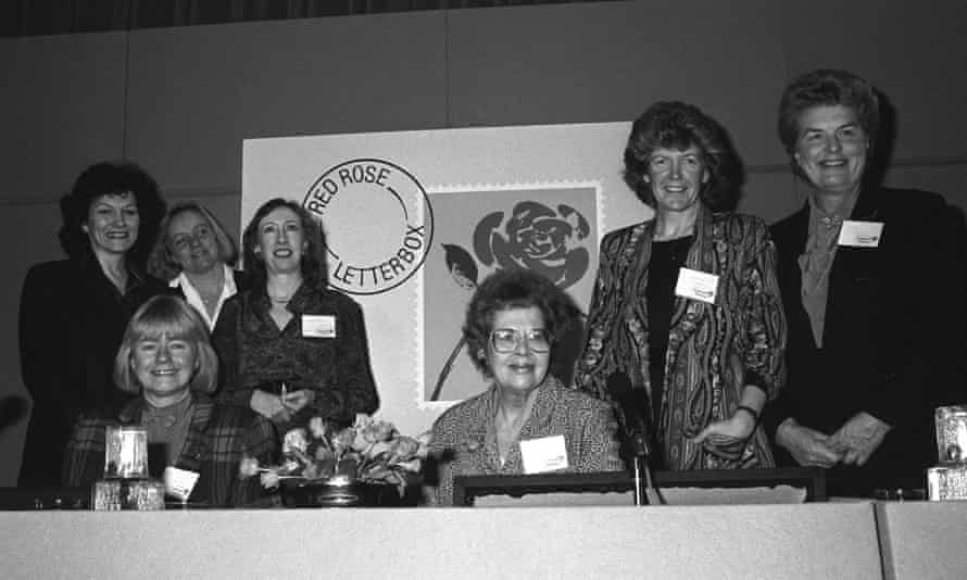 Las parlamentarias laboristas Joan Ruddock, Mo Mowlam, Margaret Beckett, Ann Taylor y Joan Lestor, y (sentadas) Ann Clwyd y Jo Richardson, en el lanzamiento del buzón Red Rose de su partido para que las mujeres hagan oír su punto dentro del partido, enero de 1988 .