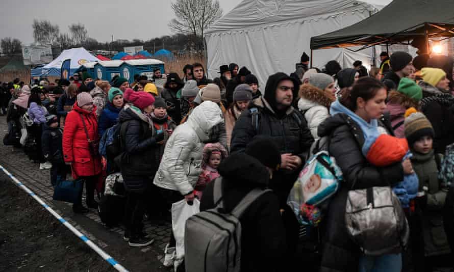 Gran grupo de refugiados ucranianos recién llegados a Medyka, sureste de Polonia