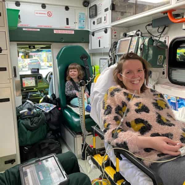 Riley y su hija Ruby después de ser lesionadas por gas cloro mientras nadaban en el Parque Olímpico de Londres.