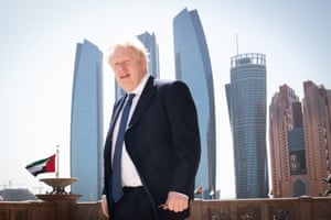 Boris Johnson llega para una entrevista con los medios en el hotel Emirates Palace en Abu Dhabi, Emiratos Árabes Unidos.