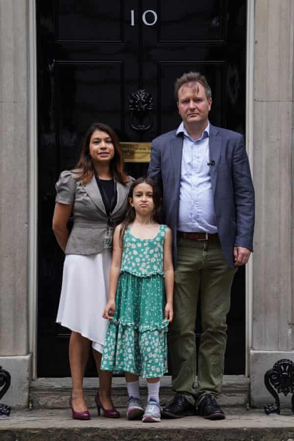 El parlamentario Tulip Siddiq, a la izquierda, con Gabriella y Richard Ratcliffe cuando entregaron una petición en el número 10 de Downing Street, Londres, en septiembre para conmemorar el día 2000 de la detención de Nazanin Zaghari-Ratcliffe en Irán.