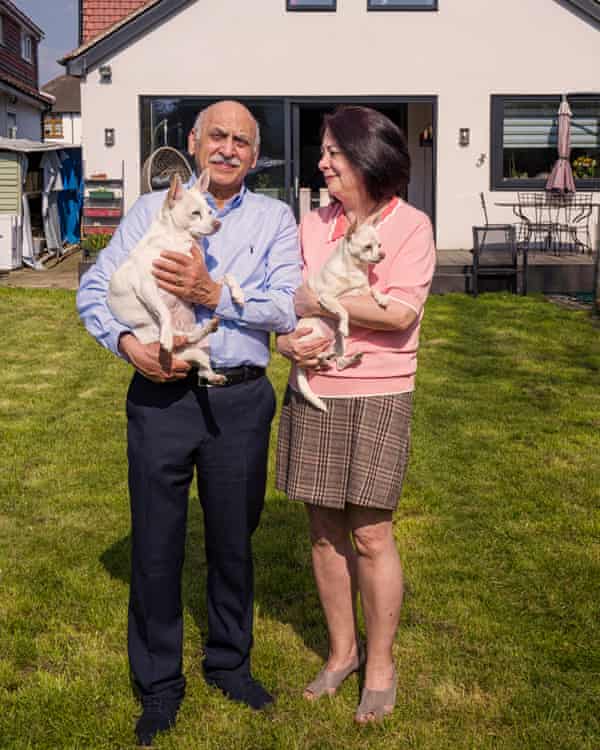 Ashoori con su esposa, Sherry, en su casa del sur de Londres.