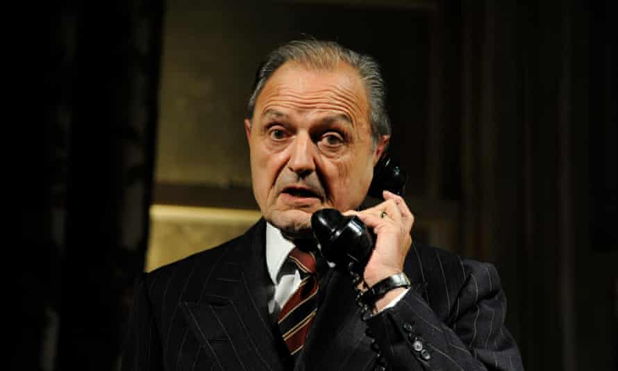 Peter Bowles en una producción de The Browning Version de Terence Rattigan en el Theatre Royal de Bath.