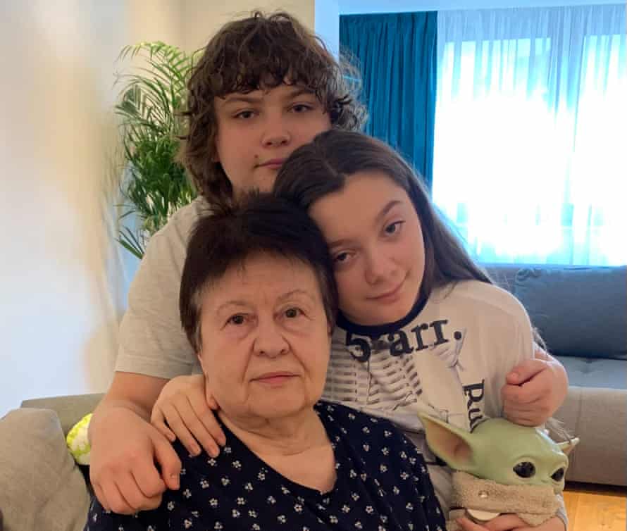 Olga Selivanova, con las gemelas Kira y Sasha Kuievda, de 12 años.