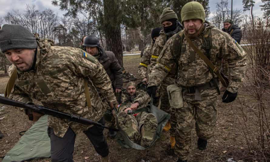 Fuerzas de Defensa Territorial cargando a un hombre