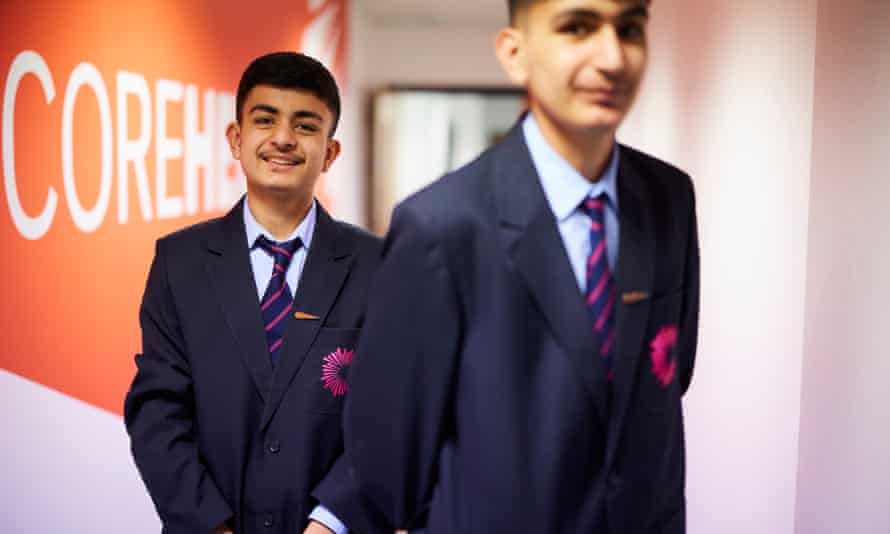 Noaman (izquierda) y su hermano Salman en uniforme escolar