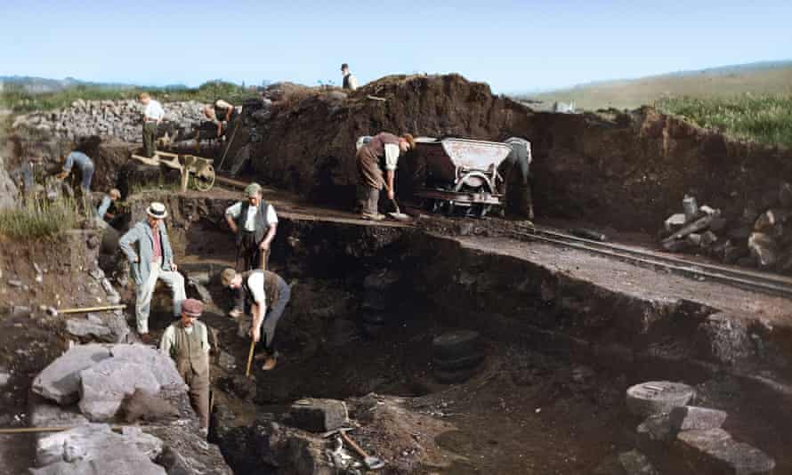Una imagen coloreada de trabajadores eduardianos trabajando en Corbridge.