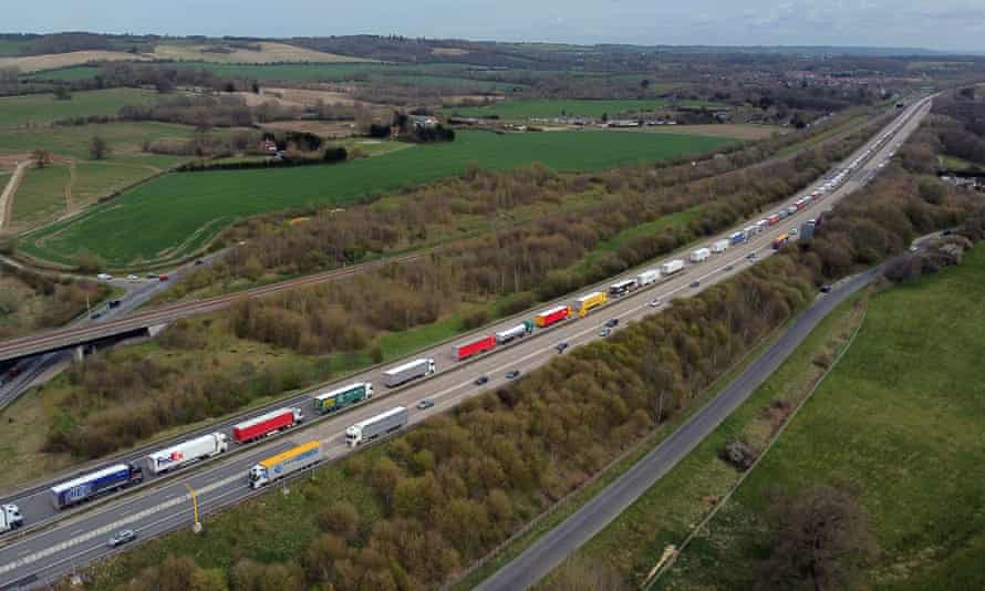 Los camiones hacen cola en la M20 mientras continúan los retrasos en el transporte de mercancías en el puerto de Dover.