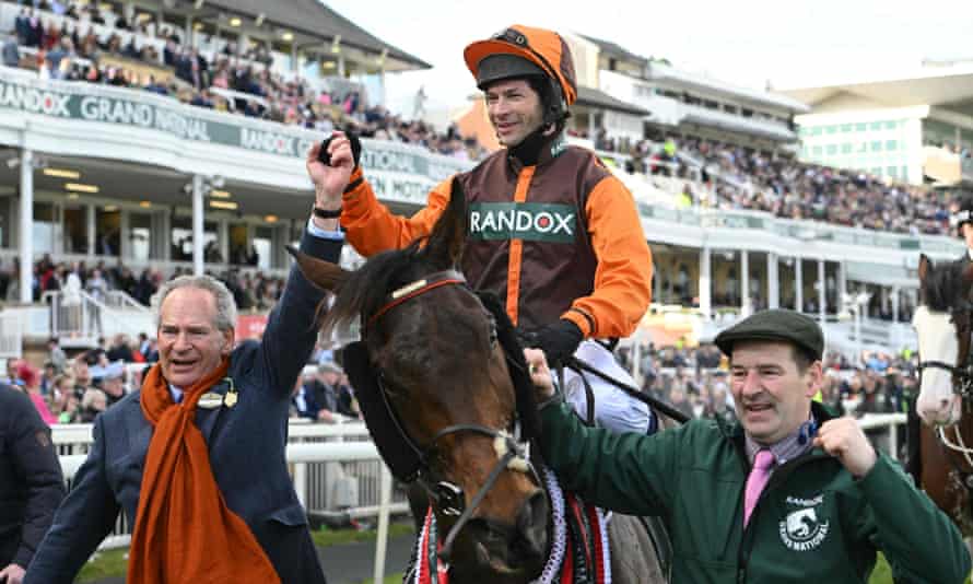 Sam Waley-Cohen y el propietario Robert Waley-Cohen después del triunfo de Noble Yeats en el Grand National