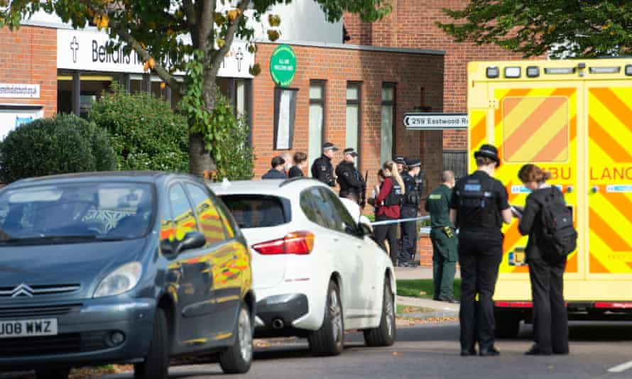 Servicios de emergencia en el lugar del ataque con cuchillo en Leigh-on-Sea