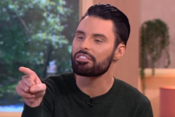 Rylan en una pelea de choque con la estrella de I'm A Celeb mientras ella le dice que lo haga 