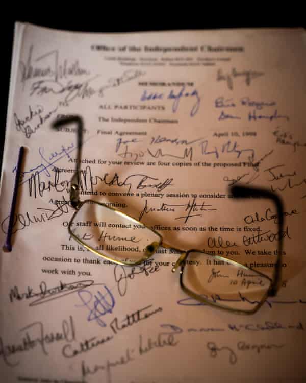 Muestra perteneciente a John Hume encima de una copia firmada del Acuerdo del Viernes Santo