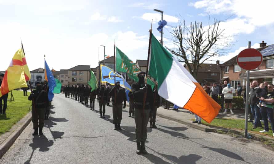 Miembros de Saoradh marchando por Derry con equipo paramilitar el lunes 
