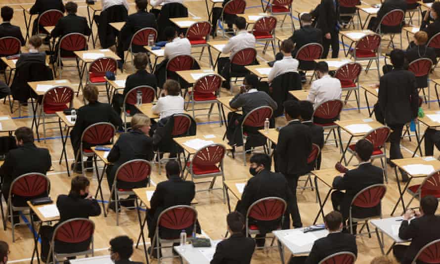 Los alumnos de Fulham Boys School en Londres toman un examen simulado durante la pandemia.