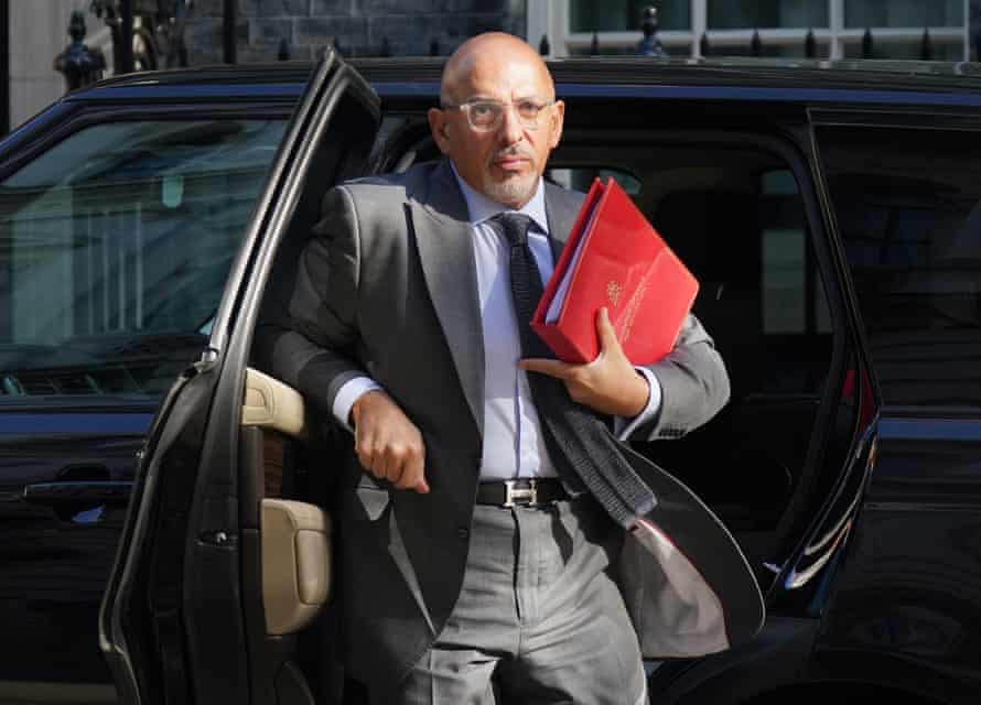 Nadhim Zahawi, el Secretario de Educación, llegando a Downing Street para el gabinete esta mañana.