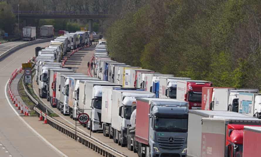 La Operación Brock se activa cuando los camiones hacen cola en la M20 en Ashford