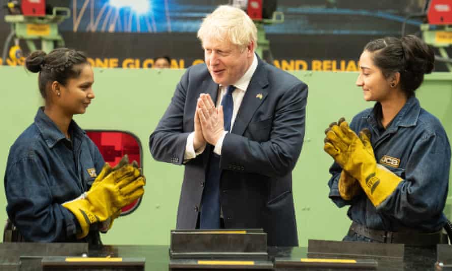 Boris Johnson habla con los trabajadores de la fábrica de JCB en Vadodara, Gujarat.