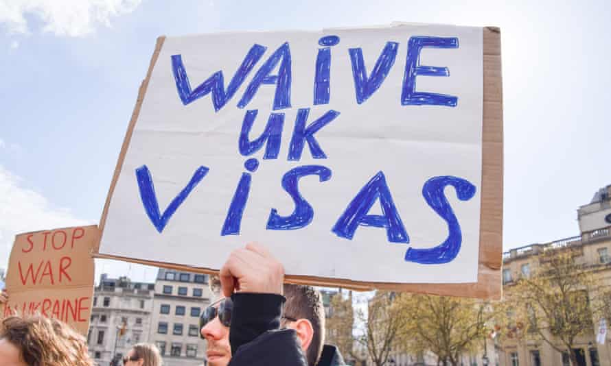 Un manifestante sostiene una pancarta. 