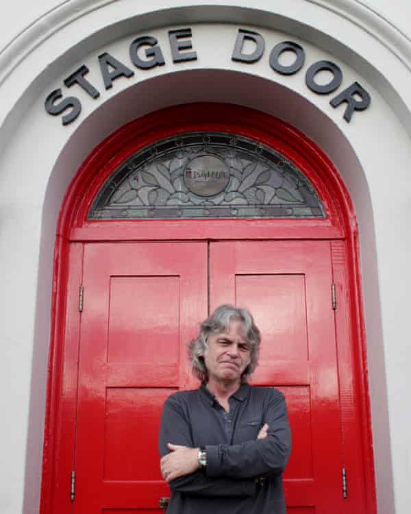 El escritor Damian Gorman en la puerta del Playhouse.