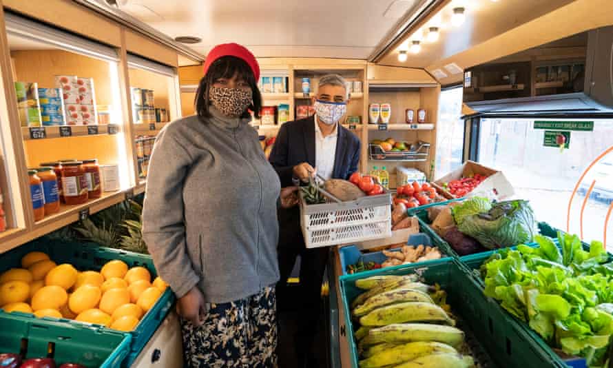 Sadiq Khan y Kemi Akinola a bordo del autobús de comida de Wandsworth