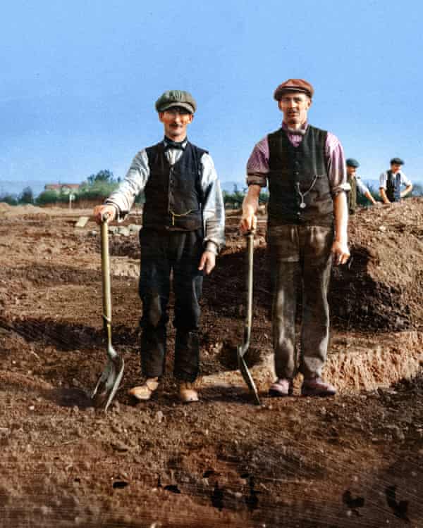 2 trabajadores eduardianos con picas