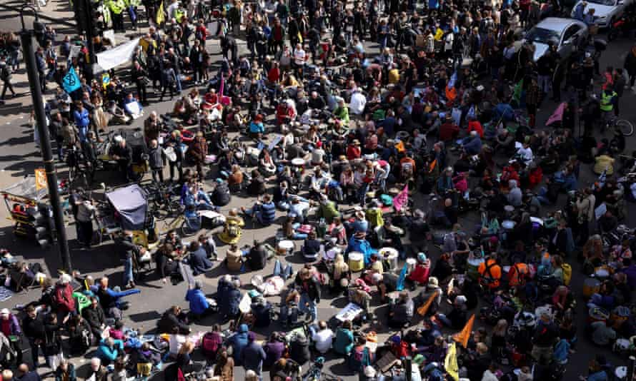 Los manifestantes de Extinction Rebellion participan en una sentada de protesta en Oxford Circus