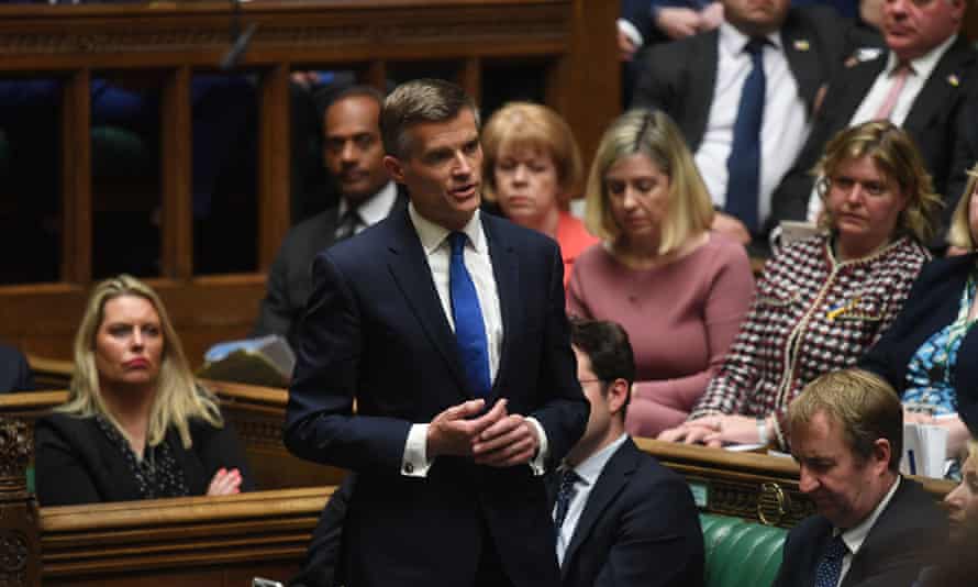 Mark Harper responde a Boris Johnson en la Cámara de los Comunes y pide al primer ministro que renuncie.