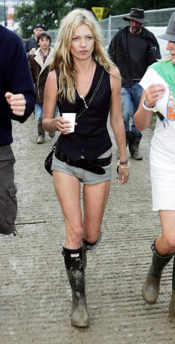 Kate Moss le dio un empujón a las botas Hunter después de usarlas en Glastonbury en 2005.