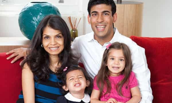 Akshata Murty con su esposo, Rishi Sunak, y sus hijos.