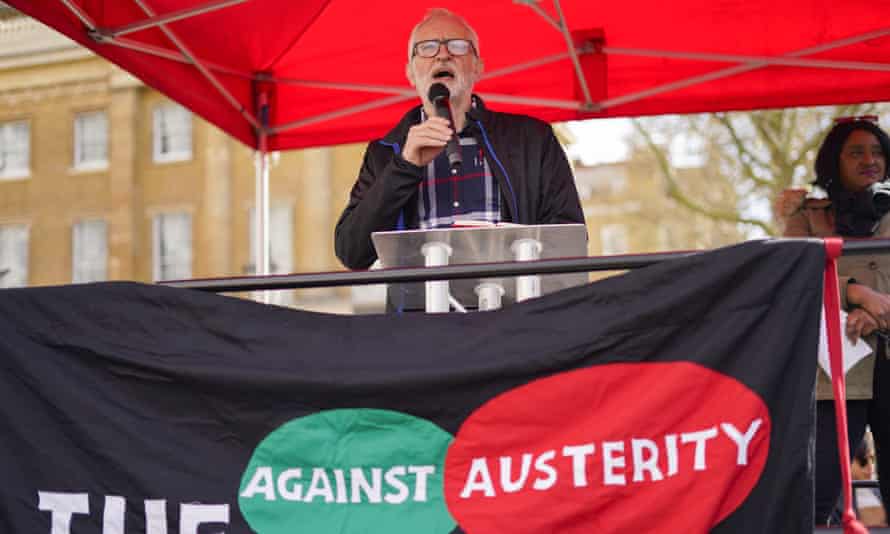 Jeremy Corbyn se dirige a la protesta de Downing Stree.